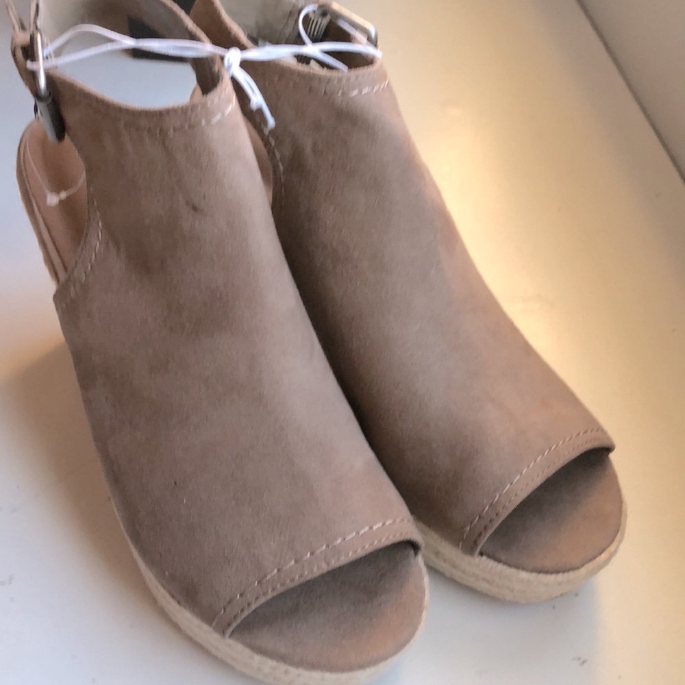 NWT Universal Thread taupe faux suede 4 inch espadrille wedge sandals - Picture 7 of 7